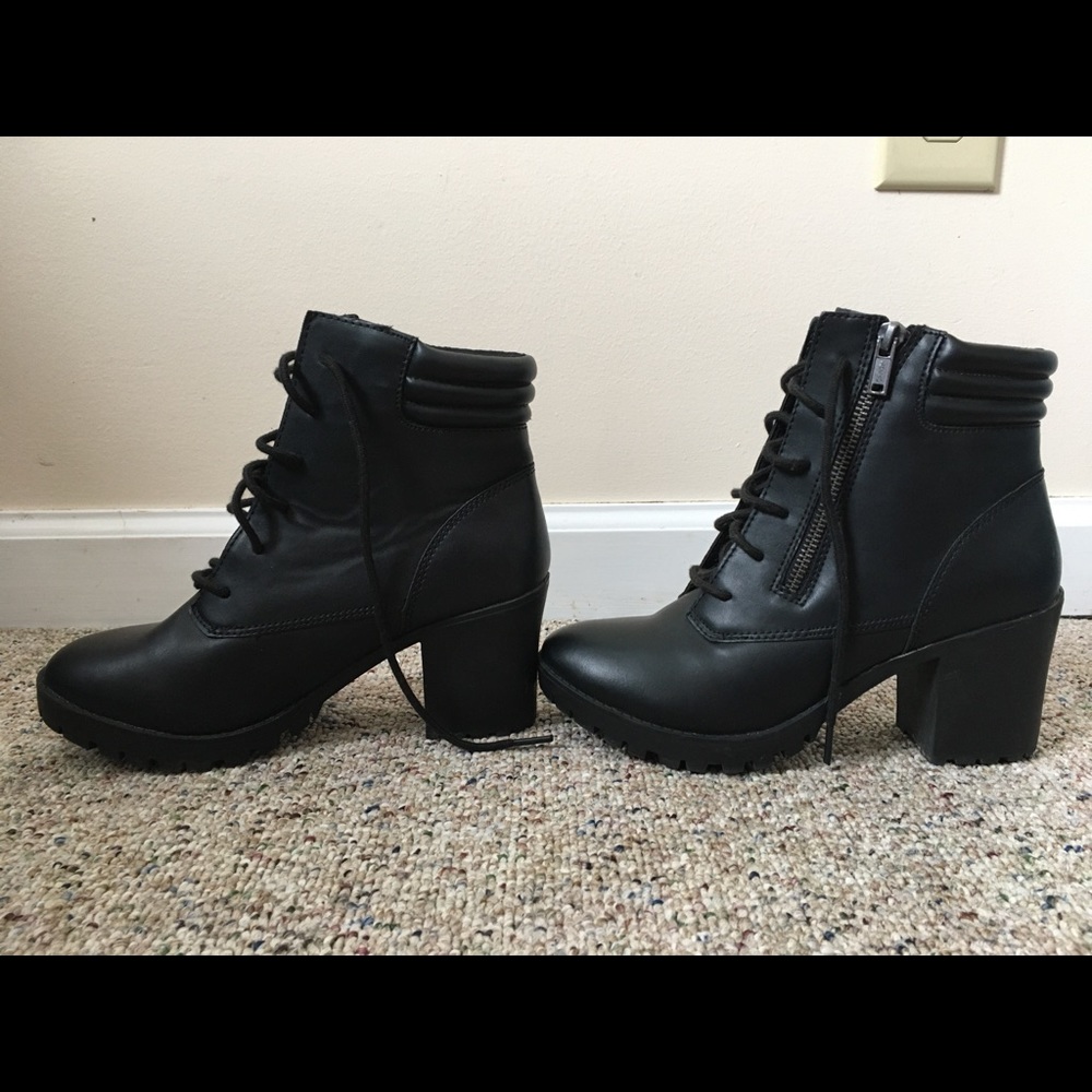 Faux leather heeled booties 🖤